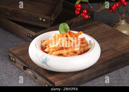 Würziger Thai-Salat mit gekochten Hühnerfüßen und Chilisauce（ohne Knochen） Stockfoto