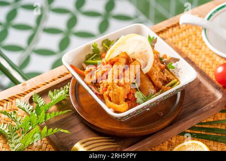 Würziger Thai-Salat mit gekochten Hühnerfüßen und Chilisauce（ohne Knochen） Stockfoto