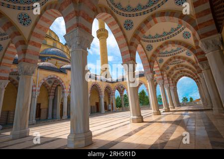 Herrlicher Blick vom Innenhof der Ramazanoğlu-Moschee in Adana, Türkei. Stockfoto