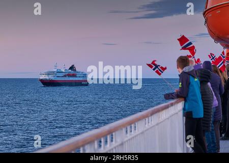 Die norwegische Hurtigruten-Fähre MS RICHARD MIT, fährt an ihrem Schwesterschiff in der Barentssee vorbei, angefeuert von den Schiffspassagiern. 6. Mai 2023 Stockfoto