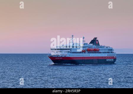 Die norwegische Hurtigruten-Passagierfähre, Frau RICHARD MIT, die in der Barentssee während der Mitternachtssonne am 6. Mai 2023 in Richtung Süden segelt Stockfoto