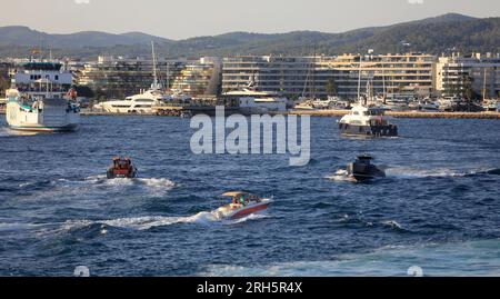 Eivissa, Spanien. 13. Aug. 2023. Blick auf den Hafen von Ibiza. Kredit: Clara Margais/dpa/Alamy Live News Stockfoto