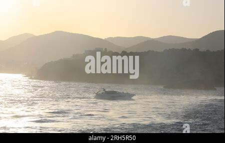 Eivissa, Spanien. 13. Aug. 2023. Private Yacht im Hafen von Ibiza. Kredit: Clara Margais/dpa/Alamy Live News Stockfoto