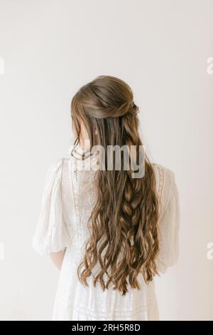 latina-Frau mit langen Haaren in Brautkleidung Stockfoto