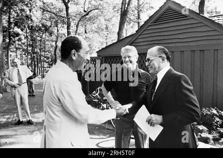 ARCHIVFOTO: Am 16. August 2023 wäre Meafter BEGIN 110 geworden, Meafter BEGIN, rechts, israelischer Premierminister, und Anwar als SADAT den ägyptischen Präsidenten verließ, sich gegenseitig begrüßte, Hand schüttelte, mit US-Präsident Jimmy CARTER, hier bei den Verhandlungen von Camp David, führte dies zur Unterzeichnung eines Friedensvertrags zwischen den beiden Staaten im März 1979, Camp David USA am 17. September 1978, SW-Foto, ? Stockfoto