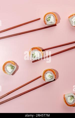 Japanische Sushi-Brötchen aus philadelphia mit Lachs Stockfoto