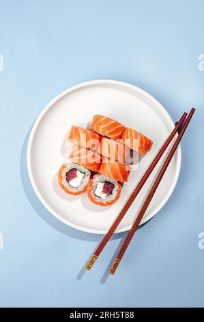 Japanische Sushi-Brötchen aus philadelphia mit Lachs Stockfoto