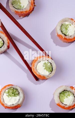 Japanische Sushi-Brötchen aus philadelphia mit Lachs Stockfoto