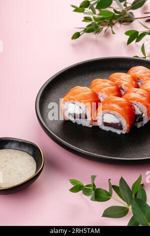 Japanische Sushi-Brötchen aus philadelphia mit Lachs Stockfoto