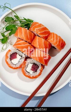 Japanische Sushi-Brötchen aus philadelphia mit Lachs Stockfoto