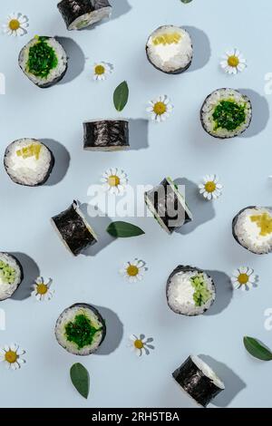 Klassische japanische Sushi-Brötchen auf blauem Hintergrund Stockfoto
