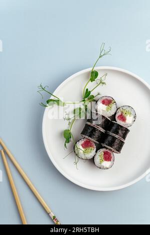 Klassische japanische Sushi-Brötchen mit Lachs Stockfoto