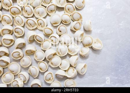 Reihen wunderschöner Knödel auf einem grauen Tisch, Draufsicht Stockfoto