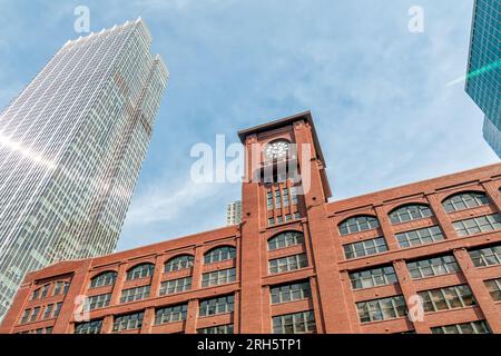 Blick auf den Turm des Reid Murdoch Building mit der Uhr im Stadtzentrum von Chicago, Illinois, USA Stockfoto