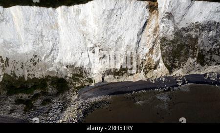 Luftaufnahme einer Drohne, die über das Meer hinausflog, mit Blick auf einen Abschnitt der Chalk Cliff an der St. Margret's Bay, Kent Stockfoto