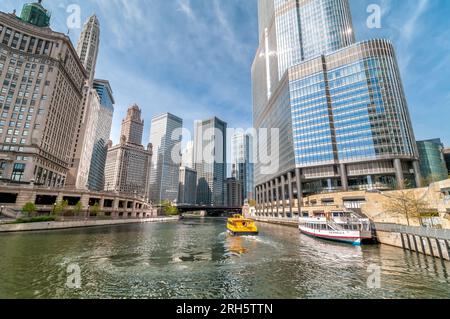 Chicago, Illinois, USA - 13. April 2012: Blick auf die Wolkenkratzer von Chicago mit Wassertaxi und Wendella Sightseeing Boot auf dem Chicago River, Betwe Stockfoto