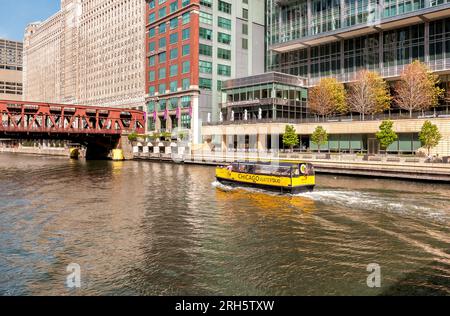 Chicago, Illinois, USA - 13. April 2012: Chicago Water Taxi Alpha transportiert tagsüber Passagiere entlang des Chicago River. Stockfoto