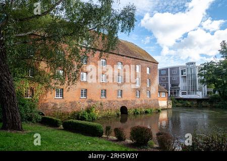 The Town Mill in Guildford, Surrey, England, Großbritannien, eine denkmalgeschützte Wassermühle aus dem 18. Jahrhundert im Zentrum von Guildford am Fluss Wey Stockfoto