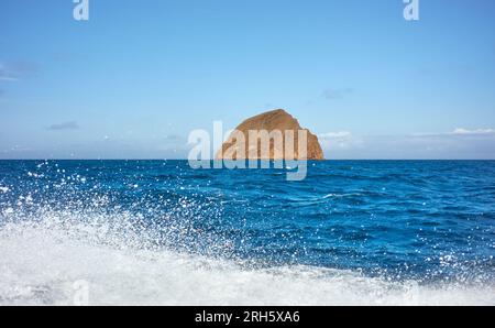 Vulkanische Insel in der Wüste vom Wasser aus gesehen, Galapagos-Nationalpark, Ecuador. Stockfoto