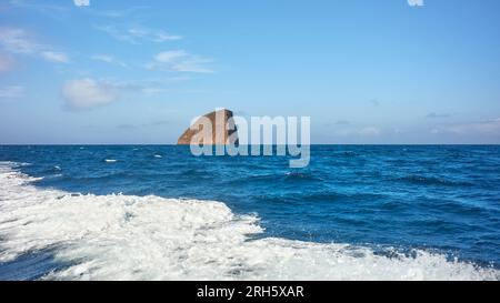 Vulkanische Insel in der Wüste vom Wasser aus gesehen, Galapagos-Nationalpark, Ecuador. Stockfoto