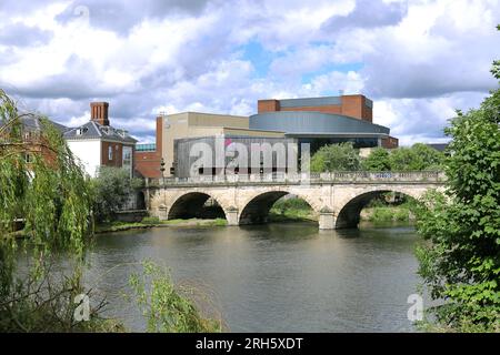 Waliser Brücke über den Fluss Severn mit Theater Severn im Hintergrund, Shrewsbury, Shropshire, England, Großbritannien Stockfoto