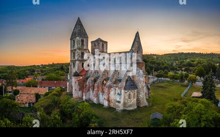 Zsambek, Ungarn - Panoramablick aus der Vogelperspektive auf die wunderschöne Ruine des Klosters Premontre von Zsambek (Schambeck) mit farbenfrohem dramatischem Sonnenuntergang auf der Rückseite Stockfoto