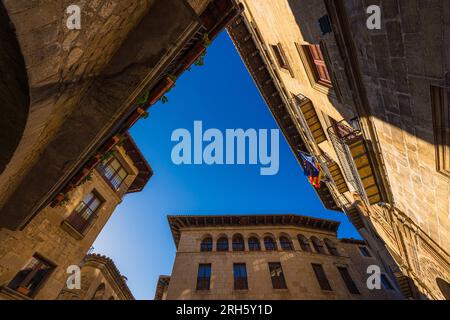 Blick aus dem niedrigen Winkel auf die historischen Gebäude an der Plaza de la Villa von Sos del Rey Católico, Spanien Stockfoto