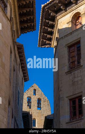 Blick auf die Kirche San Esteban am Ende einer engen Straße in Sos del Rey Católico, Spanien Stockfoto
