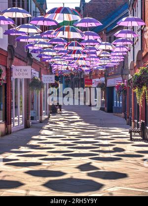 Ein Blick auf die hängenden Sonnenschirme an einem sonnigen Abend im Prince Bishops Place in Durham City, County Durham Stockfoto