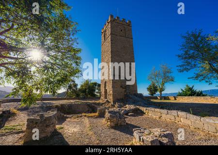 Blick auf den Burgturm in der wunderschönen Stadt Sos del Rey Católico, Spanien Stockfoto