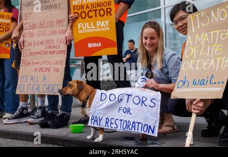 London, Großbritannien. 14. Aug. 2023. Juniorärzte außerhalb des Universitätsklinikums am letzten Tag ihrer Streikaktion über Bezahlung. Sie fordern eine Gehaltserhöhung von 35 % als Restoration Pay. Kredit: Mark Thomas/Alamy Live News Stockfoto