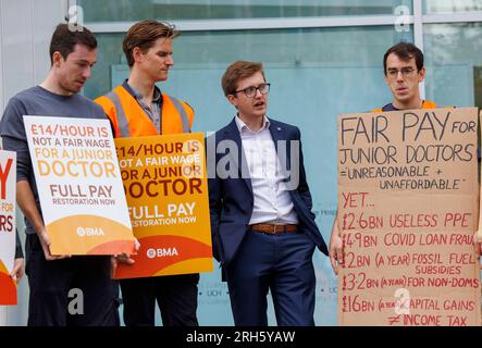 London, Großbritannien. 14. Aug. 2023. Juniorärzte außerhalb des Universitätsklinikums am letzten Tag ihrer Streikaktion über Bezahlung. Sie fordern eine Gehaltserhöhung von 35 % als Restoration Pay. Kredit: Mark Thomas/Alamy Live News Stockfoto