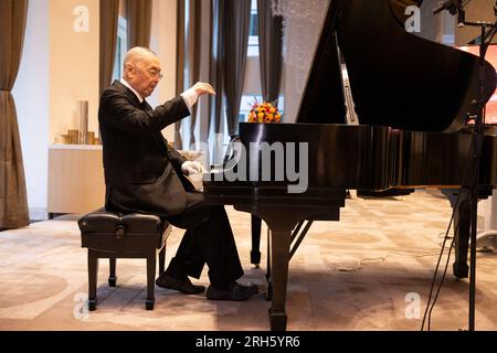 (230814) -- NEW YORK, 14. August 2023 (Xinhua) -- Chinese Piano maestro Liu Shikun spielt Klavier bei der Zeremonie des Most Outstanding Asian Artist Lifetime Achievement Award in New York City, USA, 12. August 2023. Liu Shikun, ein 84-jähriger chinesischer klaviermaestro, wurde am Wochenende mit dem herausragendsten Asian Artist Lifetime Achievement Award in New York City ausgezeichnet. (Chinese American Arts Council/Sandy Fan/Handout über Xinhua) Stockfoto