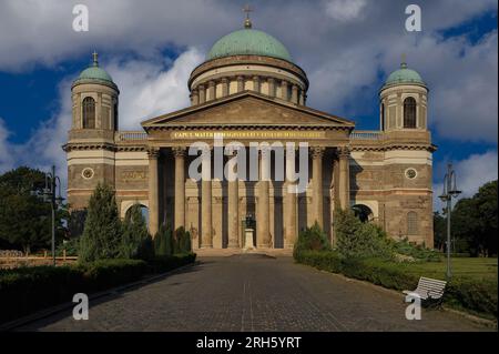 Portico mit korinthischer Kolonnade an der Ostfront der neoklassischen Esztergom Basilika in Ungarn, unter einer Kuppel mit Kupferummantelung und flankiert von zwei Kuppeln. Die Basilika, die 1869 fertiggestellt wurde, gehört zu Europas größten Basiliken und gilt als Ungarns größte Kirche. Es ist ungewöhnlich, da die Hauptfassade nach Osten zeigt. Stockfoto