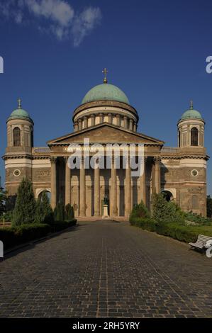 Ostfront der neoklassizistischen Esztergom-Basilika in Ungarn, mit Kuppel mit Kupferummantelung darüber. Die Basilika, die 1869 fertiggestellt wurde, gehört zu Europas größten Basiliken und gilt als Ungarns größte Kirche. Es ist ungewöhnlich, da die Hauptfassade nach Osten zeigt. Stockfoto