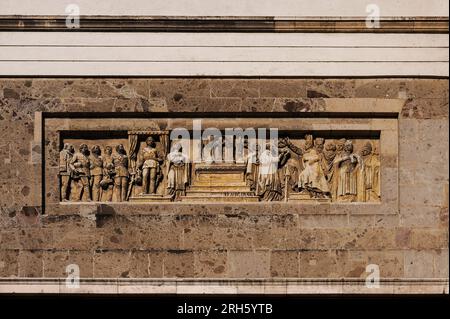 Geformte Relief von Johann Meixner (1819 - 1872), Esztergom Basilika in Ungarn, die die Weihung der Kathedrale im Jahr 1856 darstellt. Stockfoto