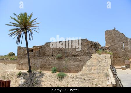 Römische Ruinen in der ausgegrabenen antiken Stadt Cäsarea in Israel. Stockfoto