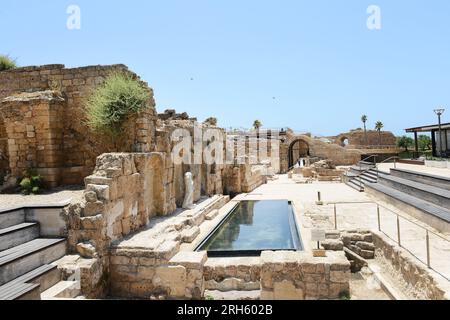 Römische Ruinen in der ausgegrabenen antiken Stadt Cäsarea in Israel. Stockfoto