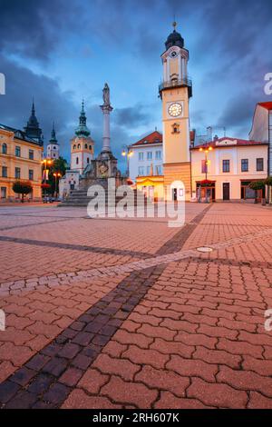 Banska Bystrica, Slowakische Republik. Stadtbild der Innenstadt von Banska Bystrica, Slowakei mit dem slowakischen Nationalen Aufstand bei Sonnenuntergang im Sommer. Stockfoto