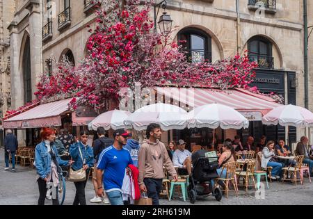 Le Paradis ist ein traditionelles Pariser Café in der Nähe des Centre Pompidou in der RUE SAINT MARTIN 76. Stockfoto