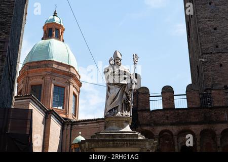 BOLOGNA, ITALIEN - 19. APRIL 2022: Die Statue von St. Petronius (Statua di San Petronio) in Bologna, Italien, zwischen zwei Türmen Stockfoto