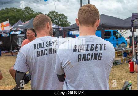 Zwei Mitglieder des „Bullseye Racing“-Rasenmäherrennen-Teams in passenden T-Shirts vor dem jährlichen 14-stündigen Ausdauerrennen BLMRA 500 in Bill Stockfoto