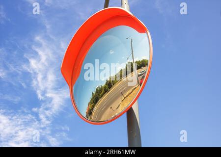 Sphärischer Straßenspiegel auf blauem Himmelshintergrund – Nahaufnahme Stockfoto