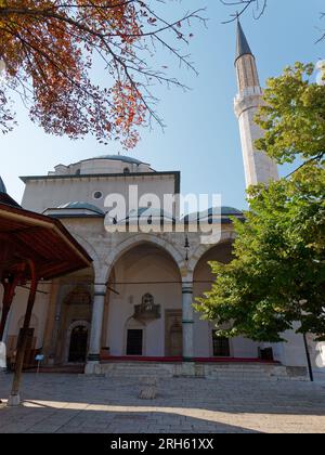 Außenansicht der Gazi Husrev-Beg Moschee, einer Osmanischen Moschee aus dem 16. Jahrhundert, Sarajevo, Bosnien und Herzegowina, 14. August 2023. Stockfoto