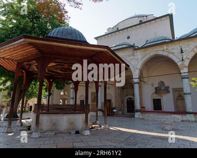 Außenansicht der Gazi Husrev-Beg Moschee, einer Osmanischen Moschee aus dem 16. Jahrhundert, Sarajevo, Bosnien und Herzegowina, 14. August 2023. Stockfoto