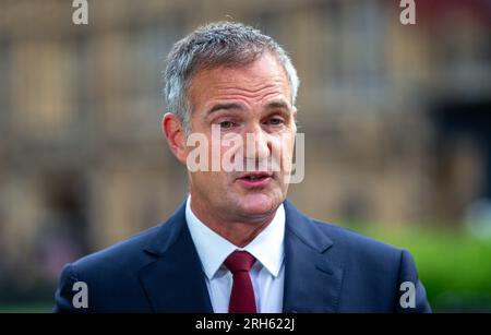 London, England, Großbritannien. 14. Aug. 2023. Schattenstaatssekretär für Nordirland PETER KYLE wird in Westminster gesehen, wie er in Frühstücks-TV-Shows erscheint. (Kreditbild: © Tayfun Salci/ZUMA Press Wire) NUR REDAKTIONELLE VERWENDUNG! Nicht für den kommerziellen GEBRAUCH! Kredit: ZUMA Press, Inc./Alamy Live News Stockfoto