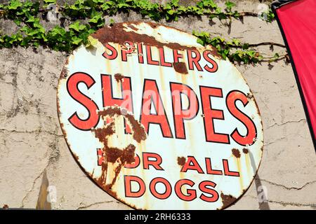 Altes emailliertes Schild für Spillers formt Hundekekse. Stockfoto