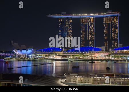 Blick über den Singapore River bei Nacht in Richtung Marina Bay Sands Hotel. Das berühmte Kunstwissenschaftsmuseum befindet sich auf der linken Seite Stockfoto