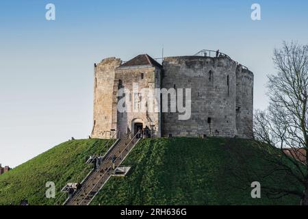 Der Clifford's Tower, der einst Teil von York Castle war, steht auf einem erhöhten Erdwerk oder Motte und stammt aus dem Jahr 1245. York, England Stockfoto