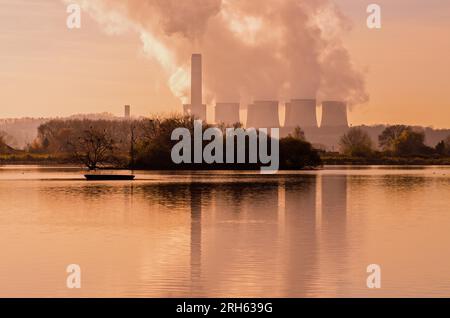 Das Kraftwerk Ratcliffe-on-Soar spiegelt sich in den Pools im Attenborough Nature Reserve, Nottinghamshire, wider Stockfoto